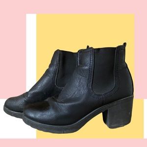 🤑FREE WITH BUNDLE or💛Black Block Heel Ankle Boot